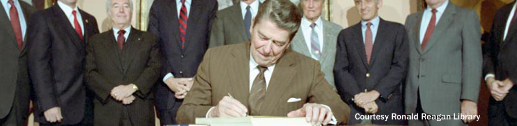 El Presidente Ronald Reagan firma la Ley de Inmigración en 1986; foto cortesía de la Biblioteca Ronald Reagan.