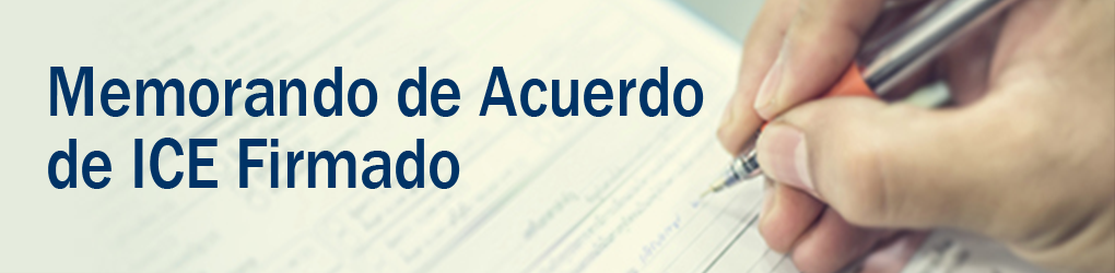 Memorándum de Entendimiento firmado con la mano de un hombre firmando un documento.